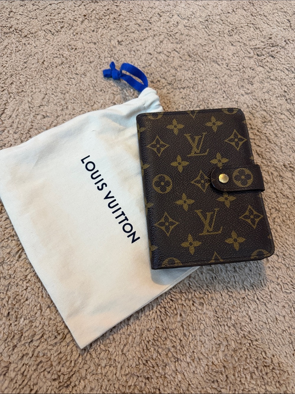 LV PASSPORT/ZIPPY HOLDER